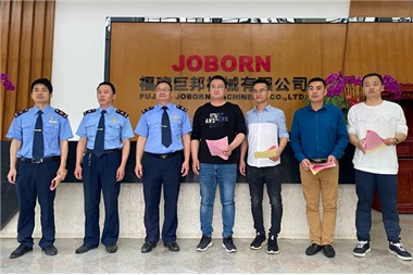 Huang Binhui, giám đốc văn phòng giám sát và quản lý thị trường của thị trấn Shuitou, thành phố Nam An, và nhóm của ông đã đến thăm Joborn Machinery để điều tra và nghiên cứu